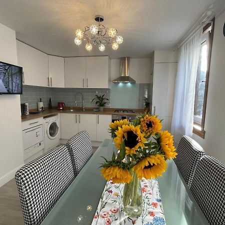 Central Comfy 2 Familyroom Apart Edinburg Exteriör bild